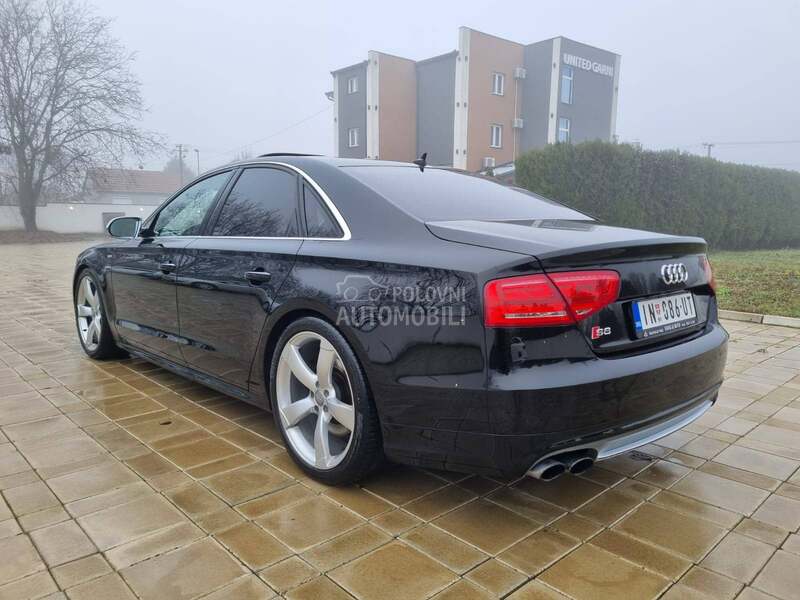Audi S8 