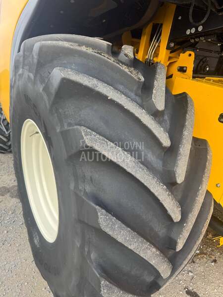New Holland CR 7.90