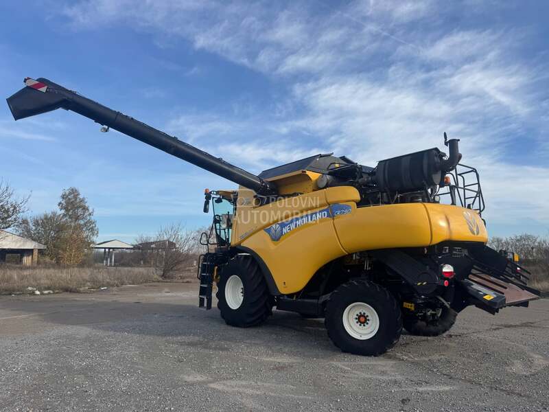 New Holland CR 7.90