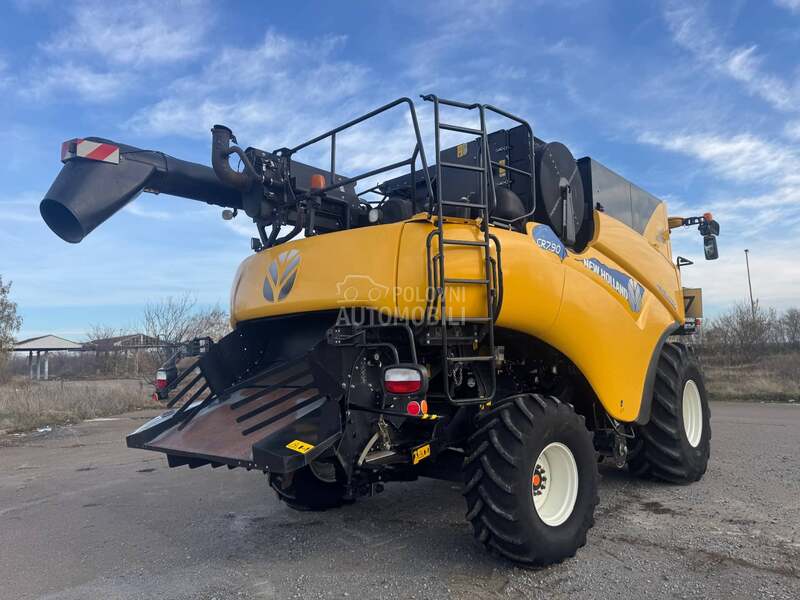 New Holland CR 7.90
