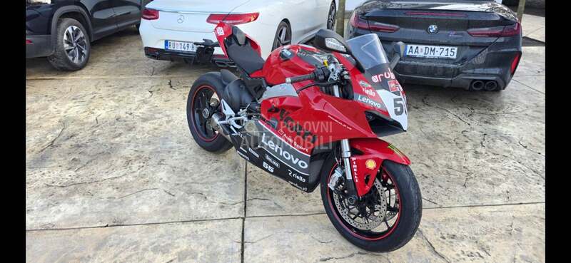 Ducati panigale V4 akrapovic