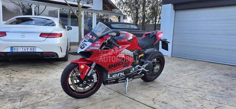 Ducati panigale V4 akrapovic