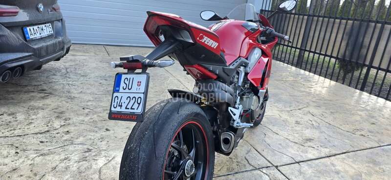 Ducati panigale V4 akrapovic