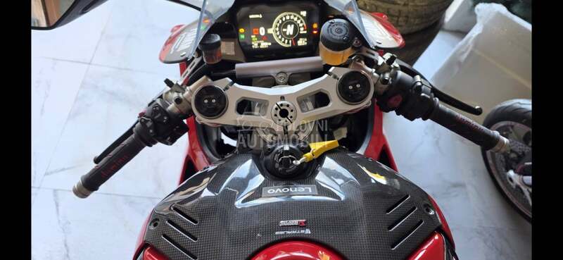 Ducati panigale V4 akrapovic