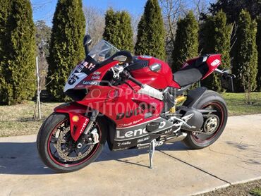 Ducati panigale V4 akrapovic