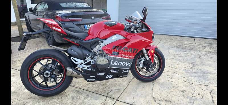 Ducati panigale V4 akrapovic