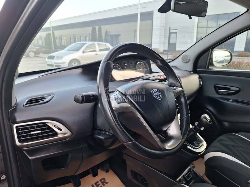 Lancia Ypsilon 1.2b 8v