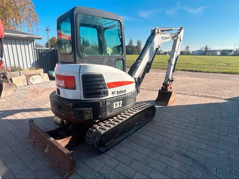 Bobcat E32