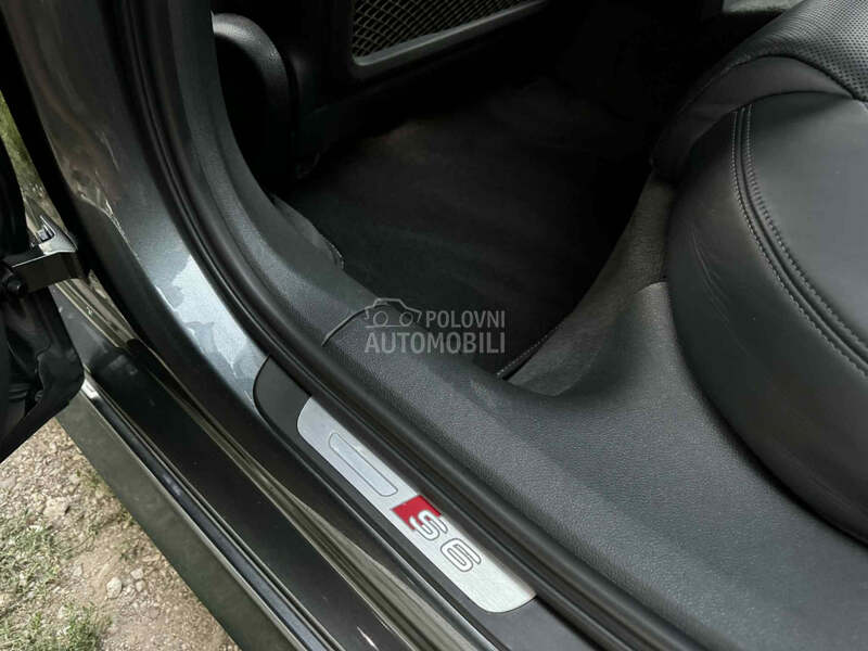 Audi S6 