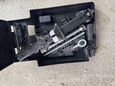 set dizalica i kljuc za tockov