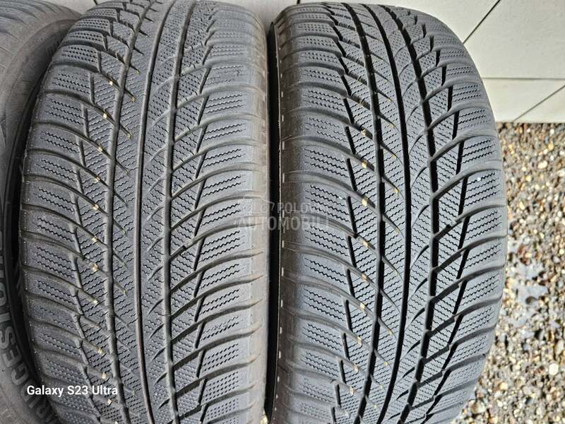 Bridgestone 215/55 R17 Zimska