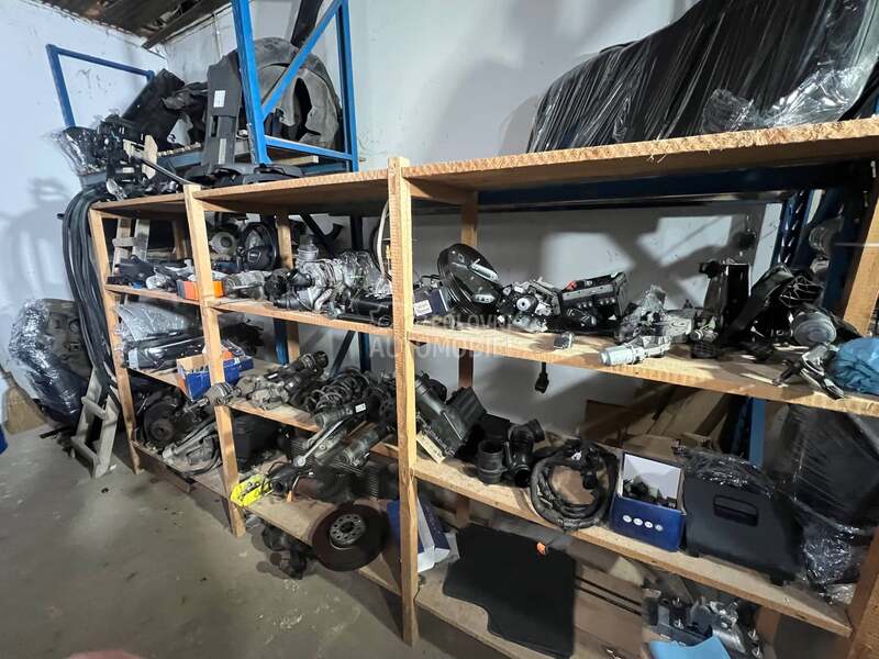 Audi Q3 8U -  kompletan auto u delovima