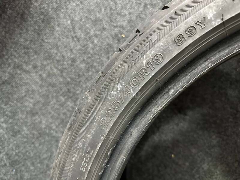 Bridgestone 225/40 R19 Letnja