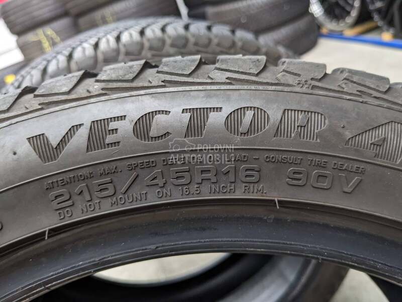 Goodyear 215/45 R16 Zimska