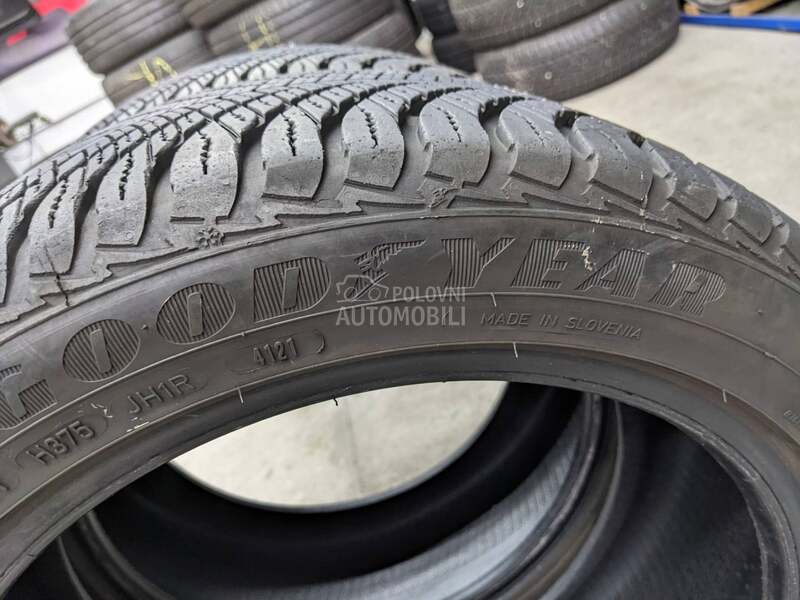 Goodyear 215/45 R16 Zimska