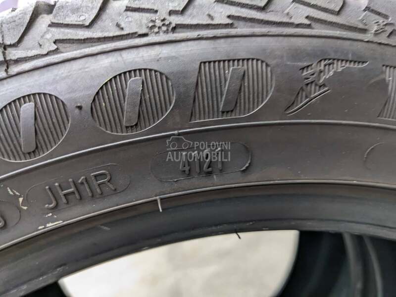 Goodyear 215/45 R16 Zimska