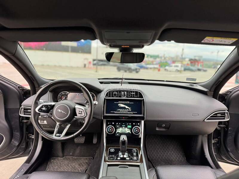 Jaguar XE 