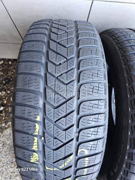 Pirelli 215/55 R17 Zimska