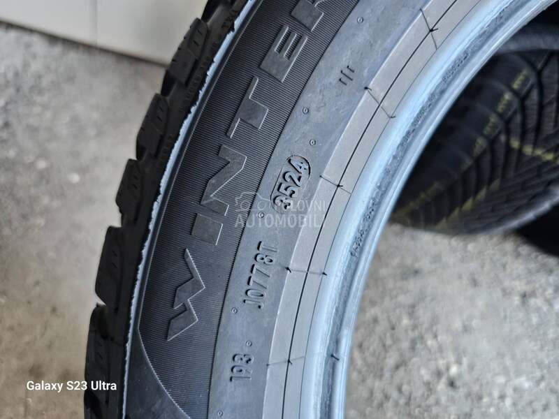 Pirelli 215/55 R17 Zimska