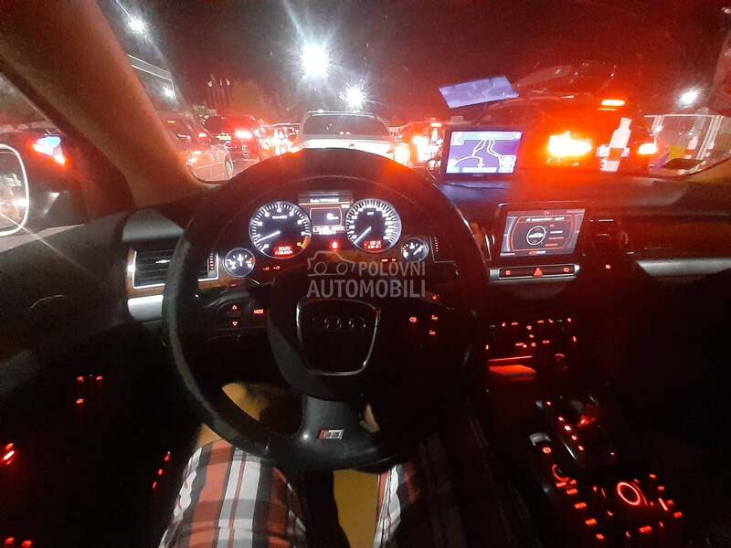 Audi S8 