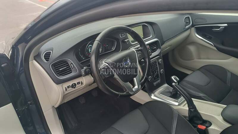 Volvo V40 D4