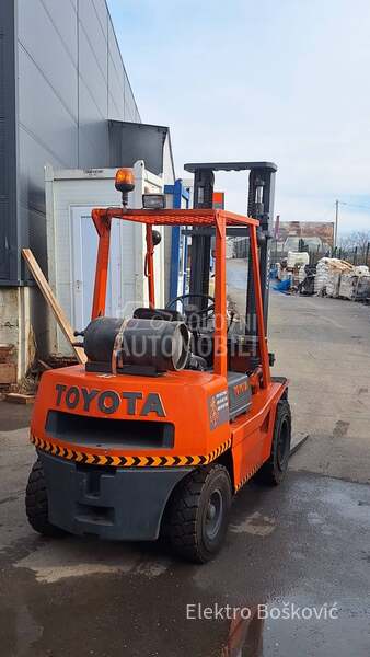 Toyota 2FG30 NAJAM/PRODAJA