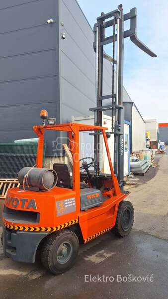 Toyota 2FG30 NAJAM/PRODAJA