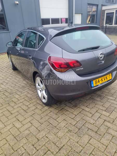 Opel Astra J 
