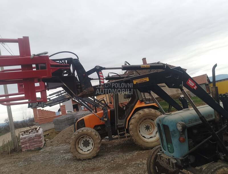 Adut Utovarivac prednji