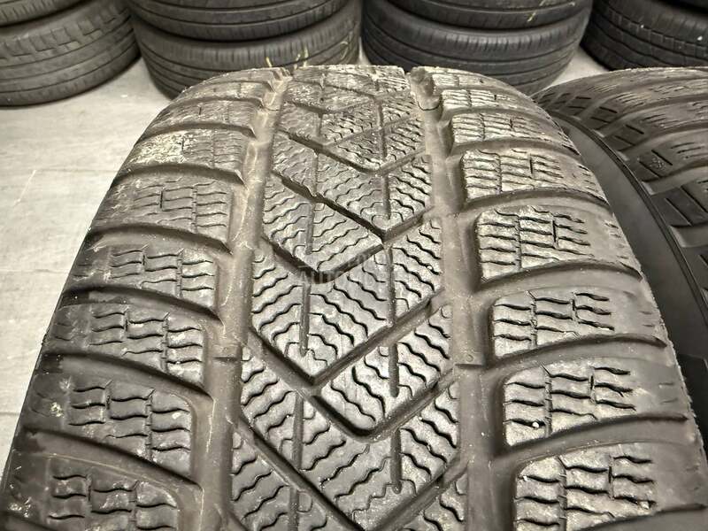 Pirelli 245/45 R19 Zimska