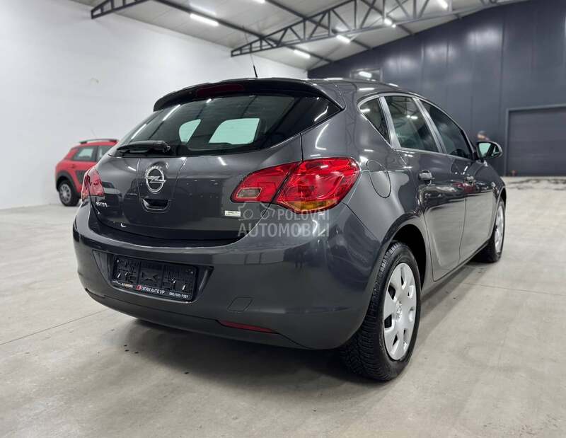Opel Astra J 1.6B CH