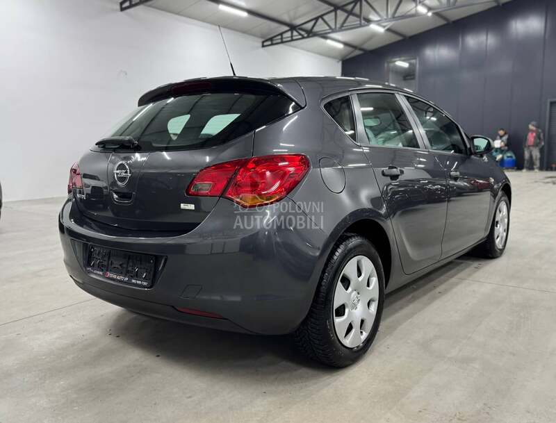 Opel Astra J 1.6B CH