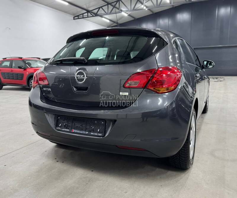 Opel Astra J 1.6B CH