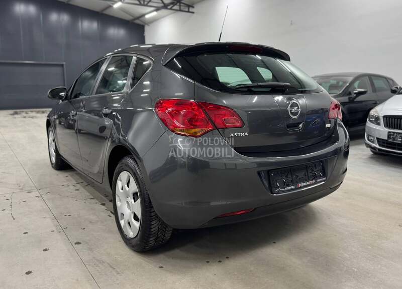 Opel Astra J 1.6B CH