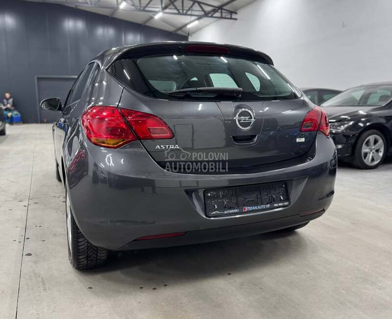 Opel Astra J 1.6B CH