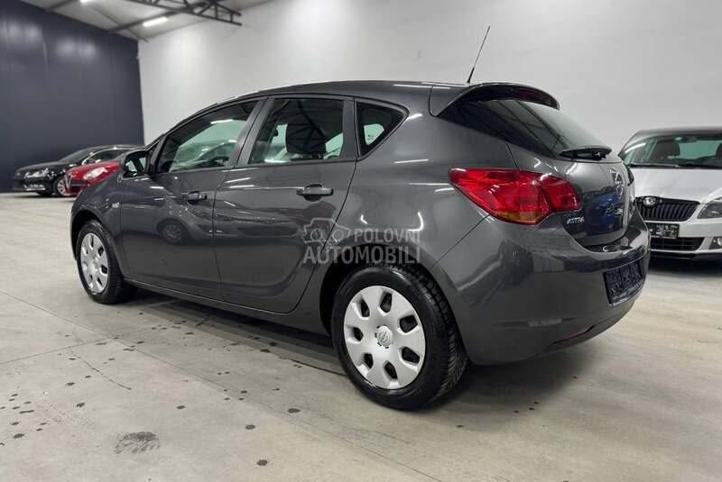 Opel Astra J 1.6B CH