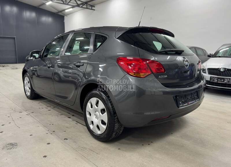 Opel Astra J 1.6B CH