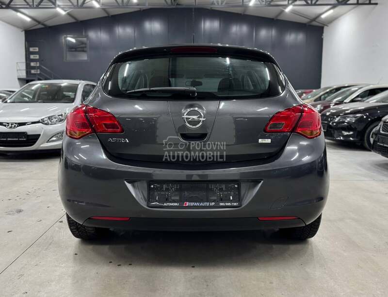 Opel Astra J 1.6B CH