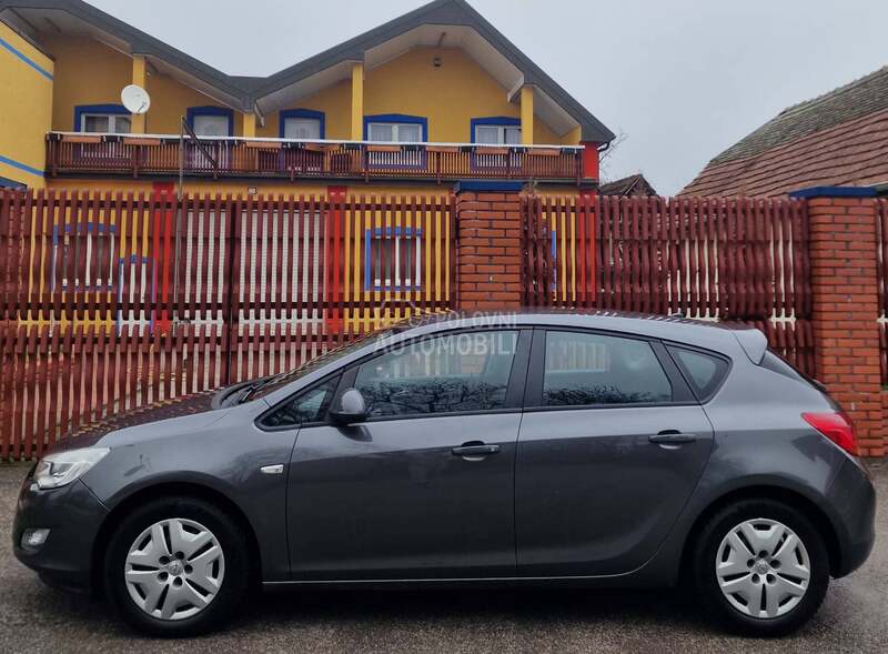 Opel Astra J 