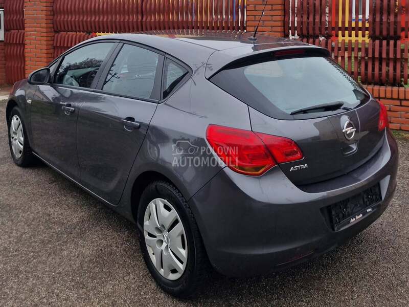 Opel Astra J 
