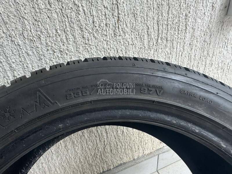Dunlop 235/45 R17 Zimska