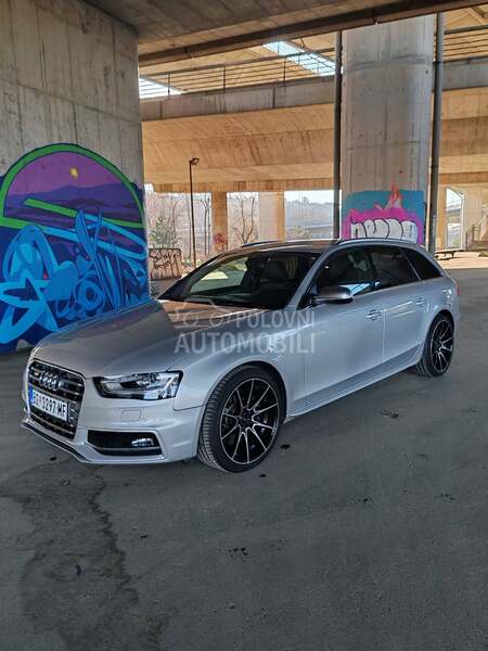 Audi S4 quattro