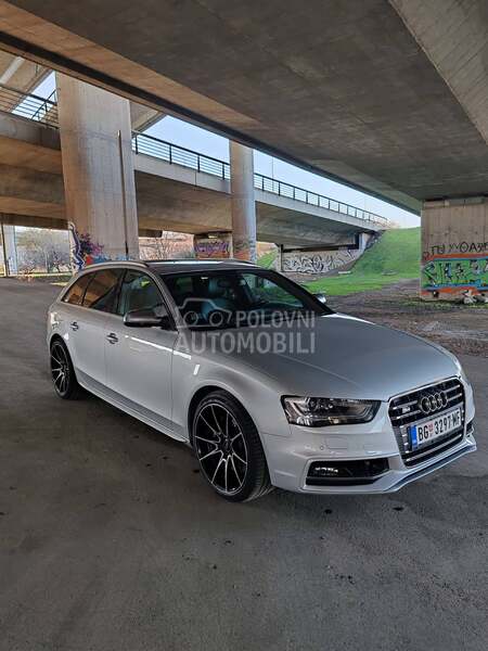 Audi S4 quattro