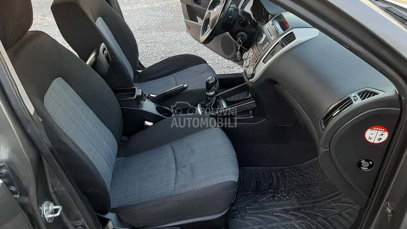 Kia cee`d 1.4 0ČUVAN 0DLIČN0