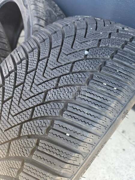 Roadstone 245/40 R20 Zimska