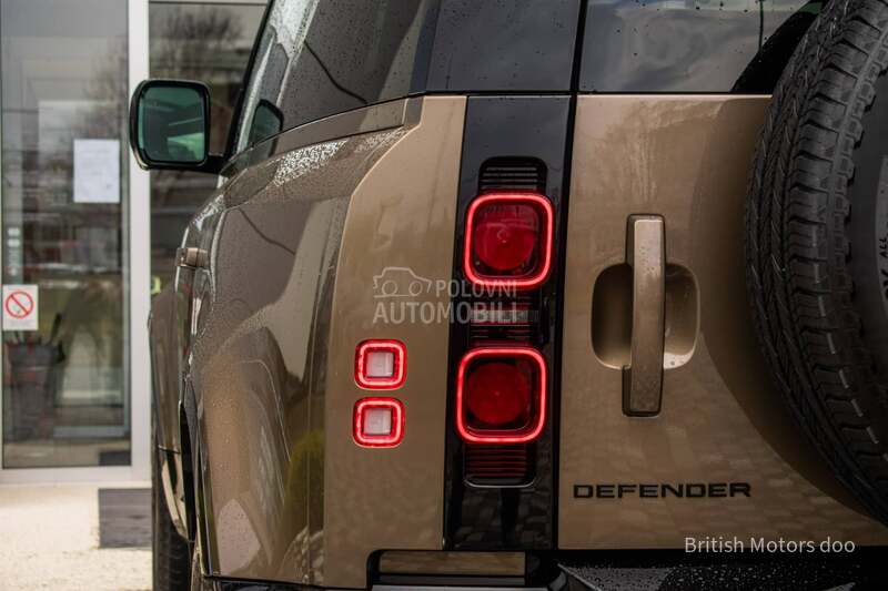 Land Rover Defender 