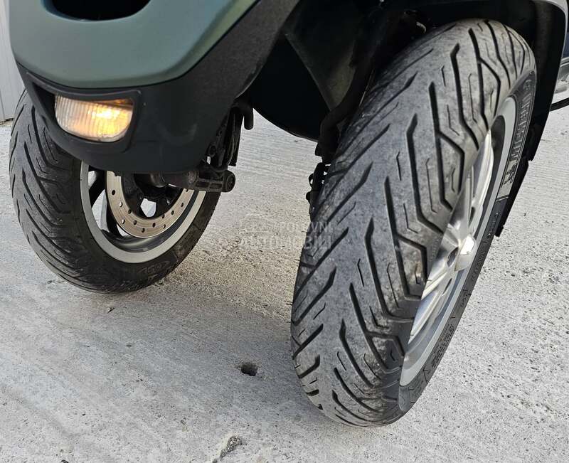 Piaggio MP3 B KATEGORIJA