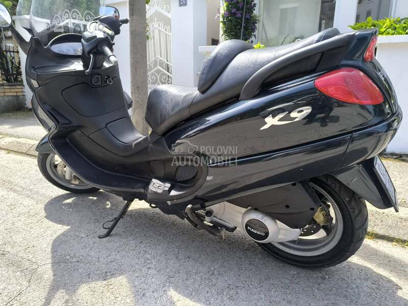 Piaggio x9