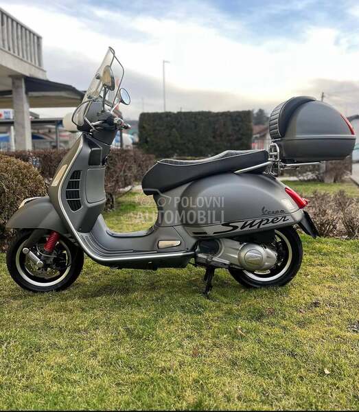 Piaggio Vespa GTS Super 300