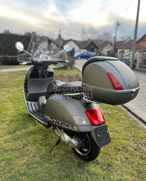 Piaggio Vespa GTS Super 300